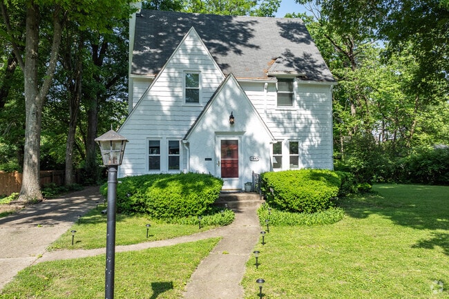 Garages and driveways are standard for homes within the College Hill neighborhood.