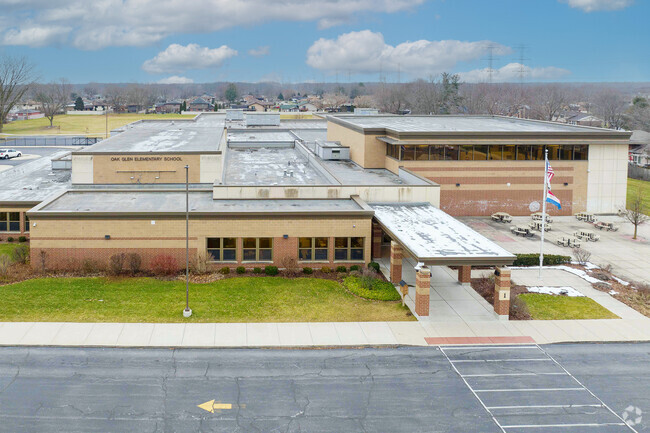 Oak Glen Elementary has 581 students and has a student-teacher ratio of 18:1.