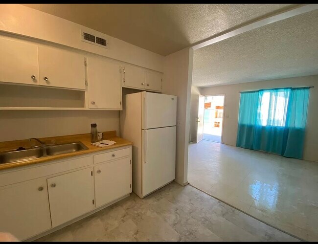 325 S Spring St unit 325 s spring st blyt, Blythe, CA 92225 - photo 4