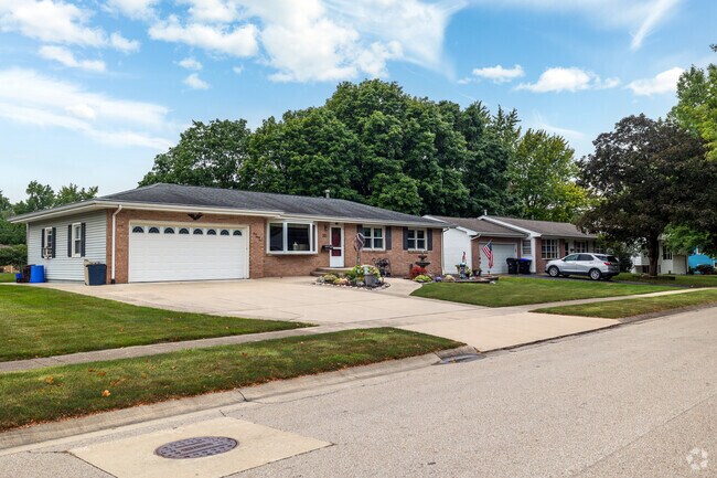 Fairway Knolls is home to a number of ranch styles.