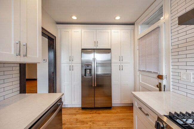 6409 N Talman Ave unit 301, Chicago, IL 60645 - photo 3