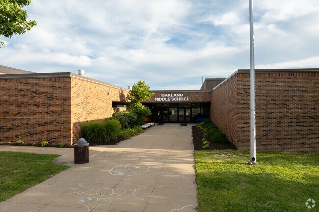 Oakland Middle School has a student to teacher ratio of 11 to 1.