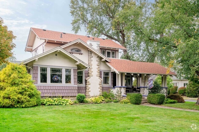 Some of the most beautiful homes in Abbott McKinley are along parkways.