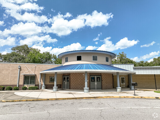 Covered entrance of Bayvale Elementary School Augusta, GA.
