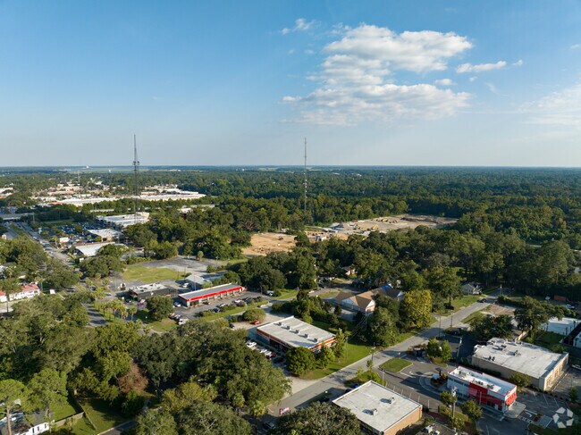 Oakland Park-Northgate-Eastgate is located in the heart of Savannah.