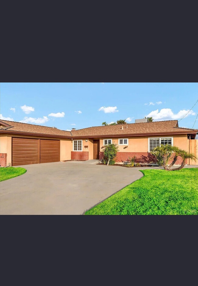 2275 N Kensington Way, Hanford, CA 93230