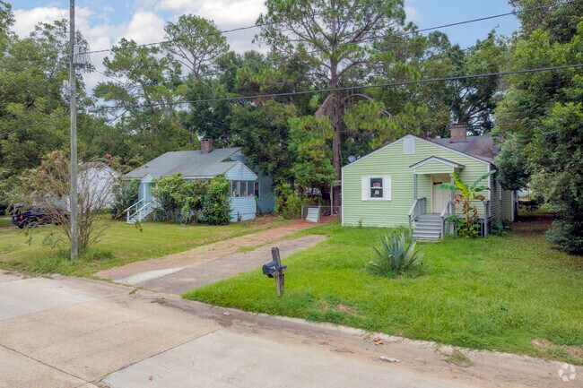 Craftsman style are common in Riviera.