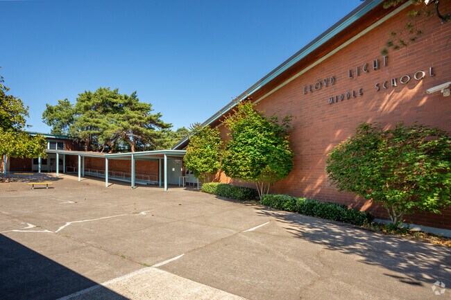 Floyd Light Middle School earned a B-Minus from Niche.,