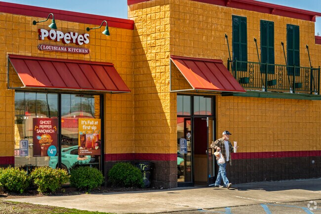 Locals in Bel-Aire Woods needing a quick meal can head to Popeyes Louisiana Kitchen.
