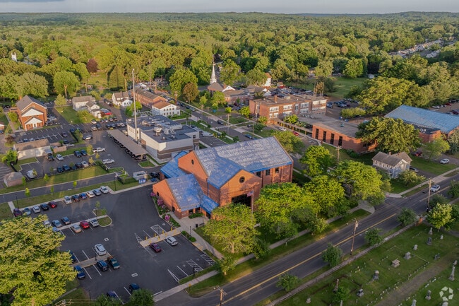 North Haven is a quiet town situated 8 miles north of New Haven.