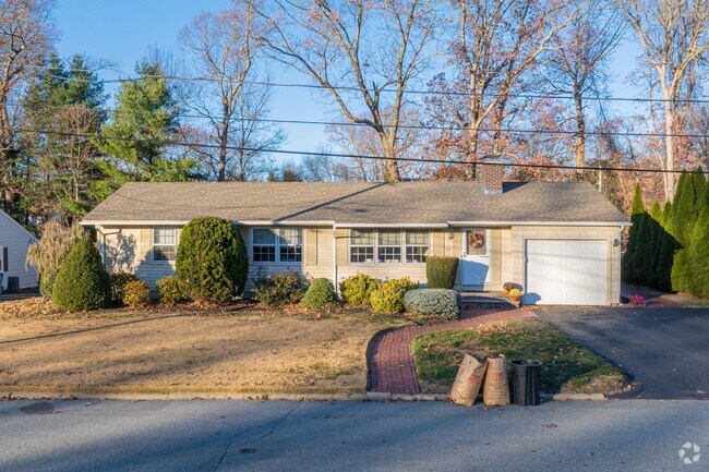 1950s Ranch-style homes with attached garages are the dominant style in Garden City.