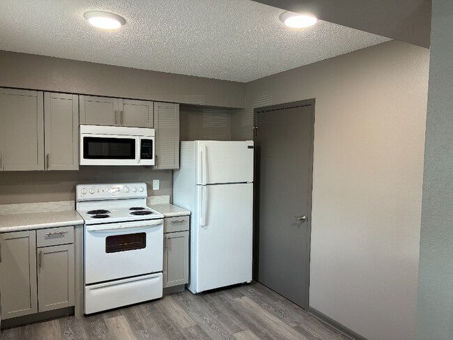 501 S Cedar St, Lindsborg, KS 67456 - photo 4