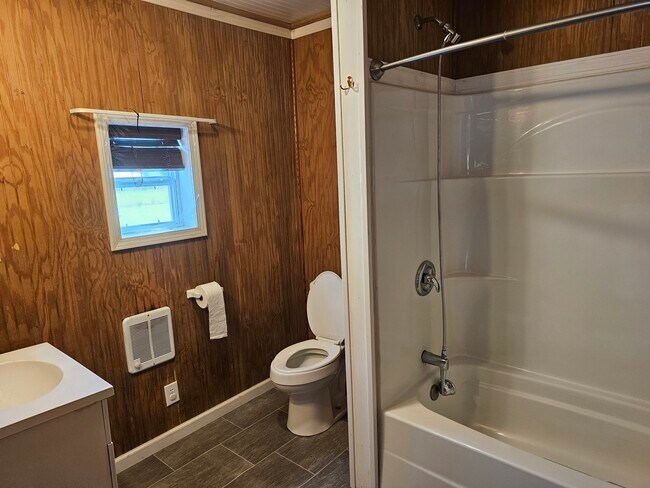 bathroom with tub/shower