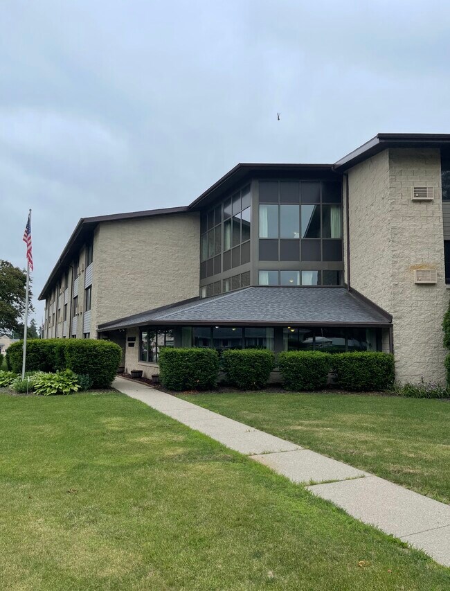 N90W17421 St Francis Dr, Menomonee Falls, WI 53051