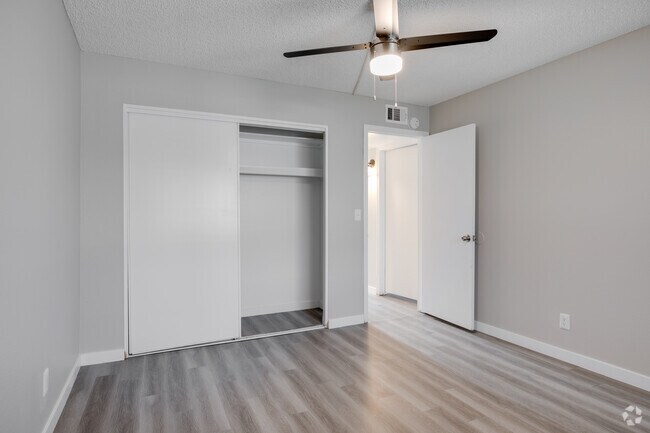 2BR, 2BA - 1,035SF