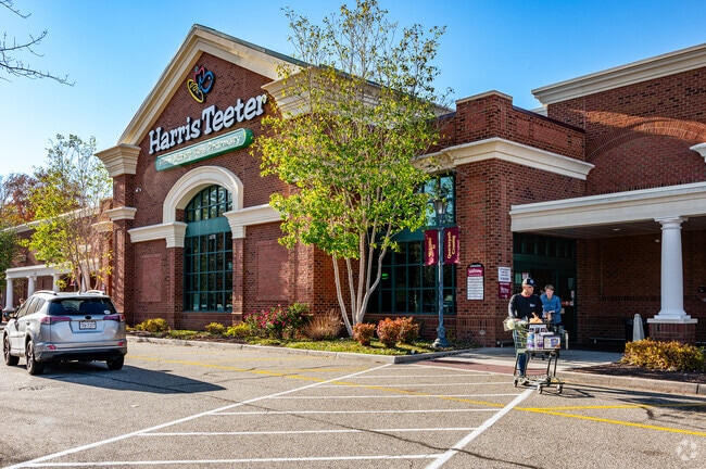 Harris Teeter is the Kingsmill neighborhood's natural and organic grocery store.