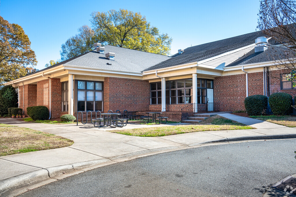Lake Norman Christian School provides education in the neighborhood of 
Huntersville.