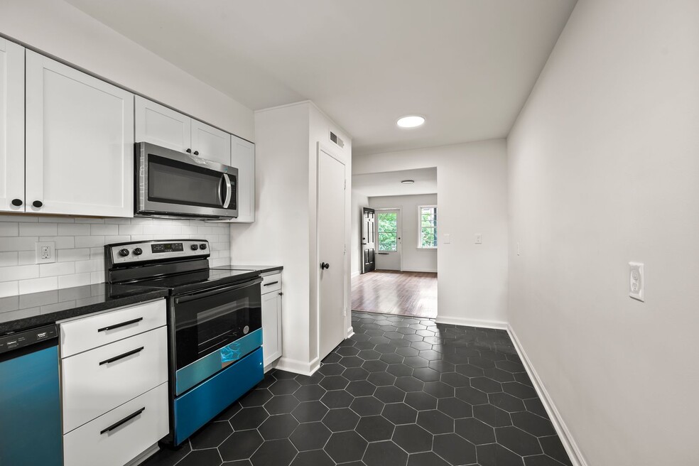 1640 W Northwest Blvd unit 10, Winston Salem, NC 27104 - photo 1