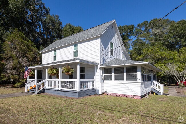 Bagdad's past lives on with well-maintained homes, historic churches and river activities.