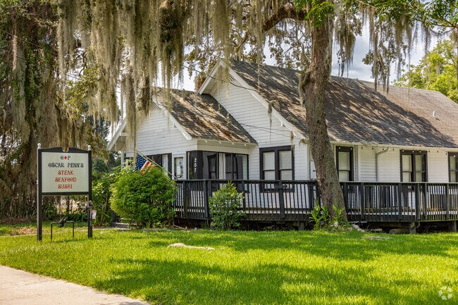 Oscar Penn's Restaurant offers delicious steak, and sushi near Inverness Highlands South.