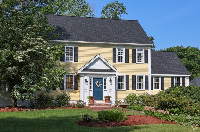 Colonial style homes in Groveland beautifully reflect the town’s New England heritage, blending historical charm with modern living.
