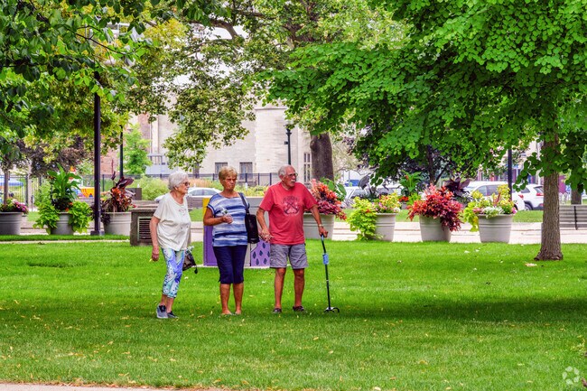 Bronson Park, near the Stuart, neighborhoodi, s an excellent location to meet up with friends.