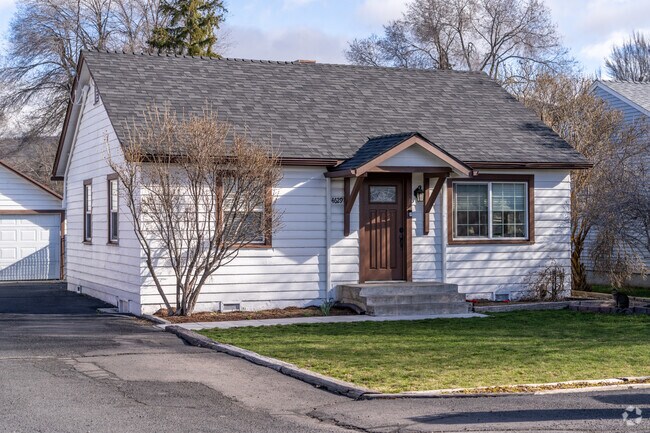 Older ranch-style homes are commonly found throughout the city of Altamont.