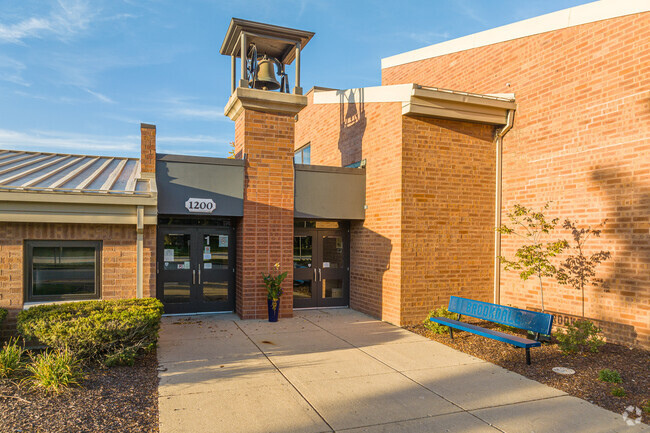 Brookdale Elementary serves 501 students in grades K-5 in Naperville, IL.