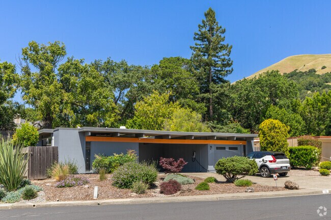 The clean, simple lines of Eichler Homes are key features to contemporary modern style.