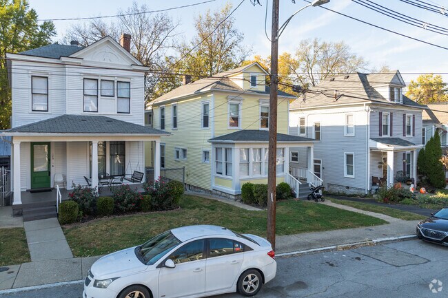 There is a diversity of housing options for you to choose from in the Clifton neighborhood.