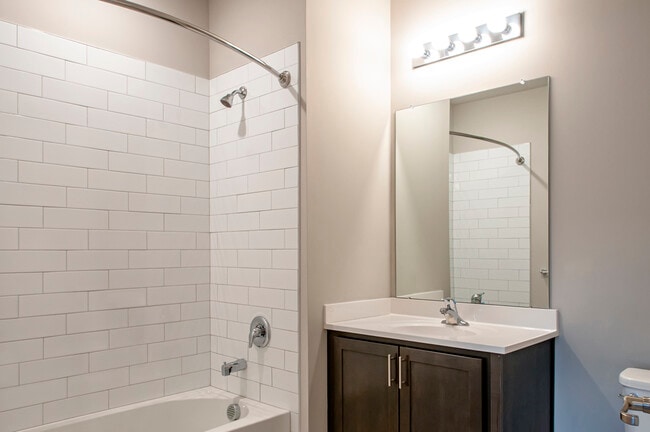 2BR, 2BA - 1,061SF - Bathroom