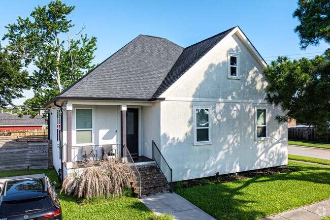 New home construction is an option in Chalmette.