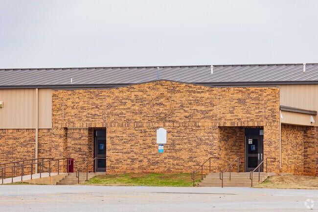 McLoud High School is a quality school located in Midway area.