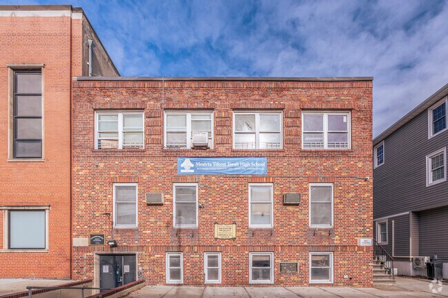 Tiferet Torah is a premier Yeshiva High School in Kew Gardens, Queens.