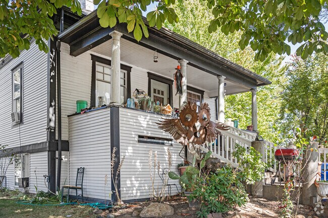 Many of the houses in Willamette, OR were built in the middle of the 20th century.