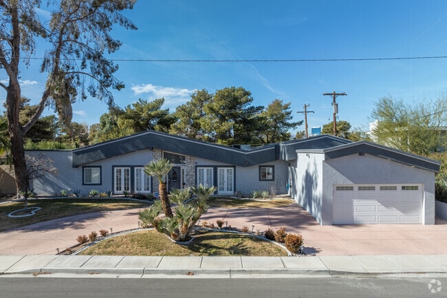 In Paradise Palms, you will mostly see beautiful single-story residences and ranch-style homes.