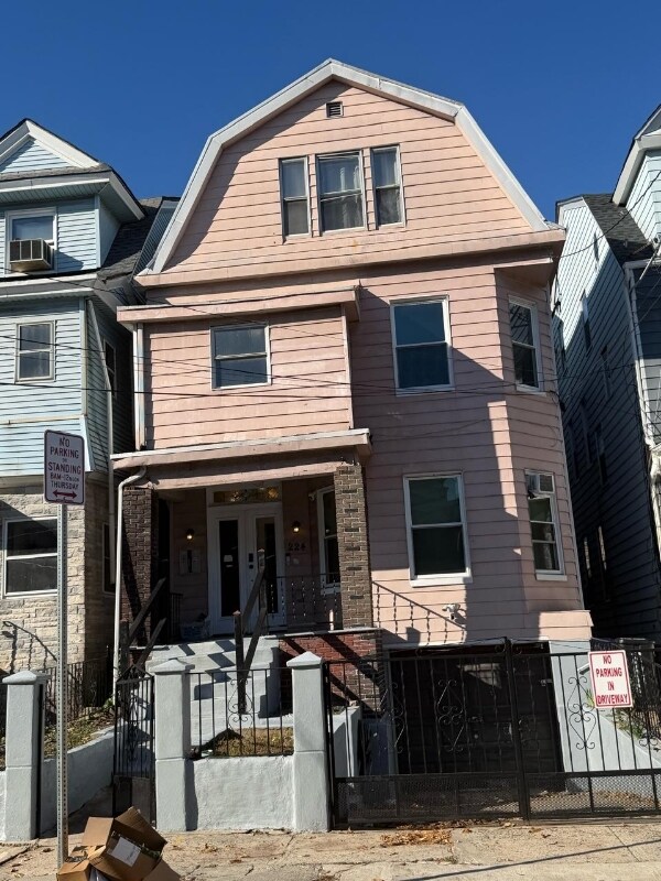 224 N 9th St, Newark, NJ 07107