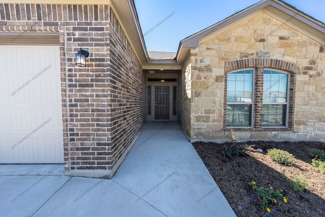 1242 Lakeway Crossing Dr, Temple, TX 76502 - photo 3