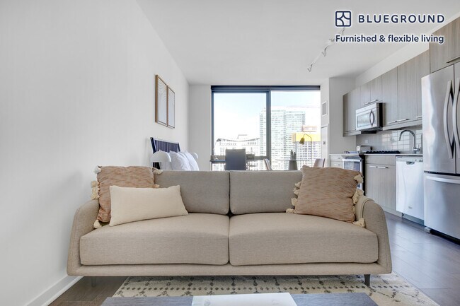 730 W Couch Place unit FL13-ID636, Chicago, IL 60661 - photo 2