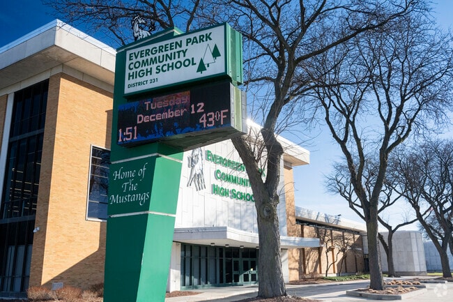 Evergreen Park High School has about 950 students that attend their school.