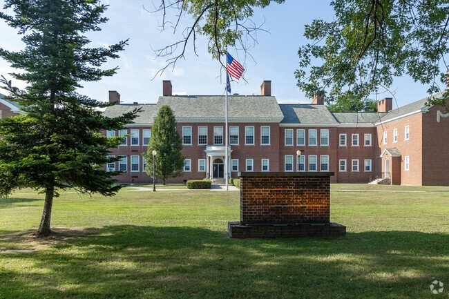 Salem Elementary School has a student-teacher ratio of 11 to 1.