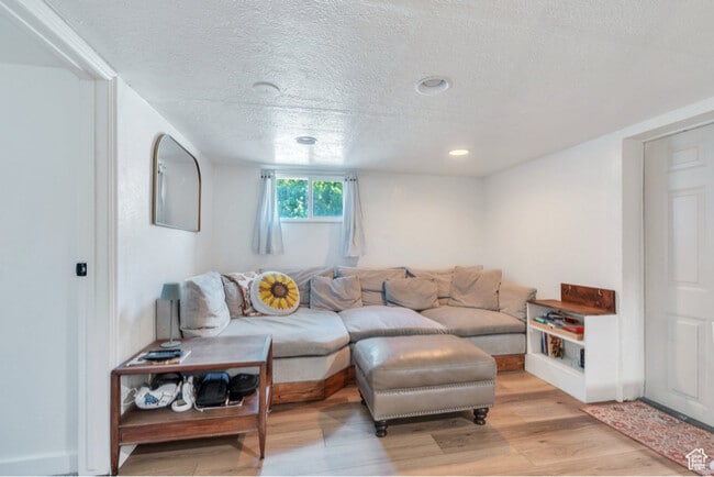 555 N 800 E unit 557, Provo, UT 84606 - photo 3