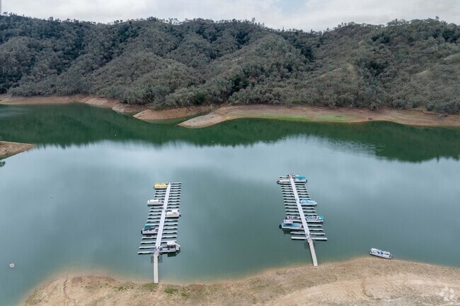 Oak Shores is close to many docks.