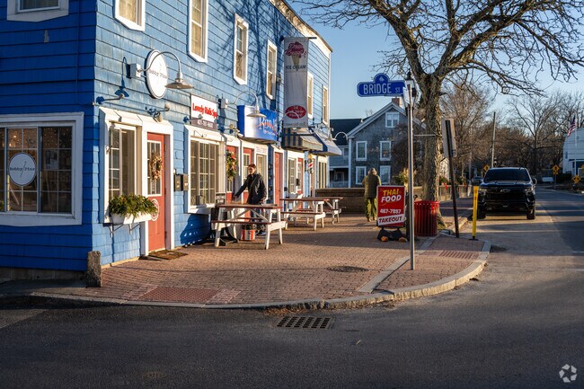Enjoy waterfront vistas on Narragansett Parkway, Warwick. Lakewood's bustling restaurant row!