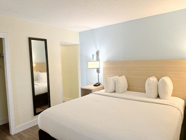 11689 Chester Rd unit Senior 1812, Cincinnati, OH 45246 - photo 5