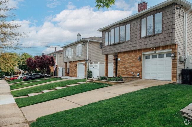 Rows of coastal-style townhomes line the streets of the Great Kills neighborhood.