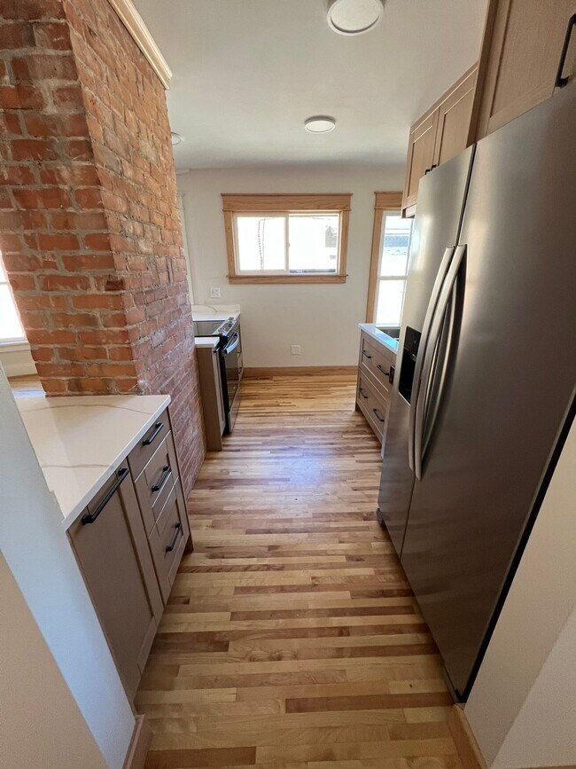 258 Center St unit Upper, Winona, MN 55987 - photo 4