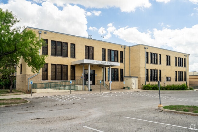 Kids enter here for a top notch education at Highland Park Elementary School.