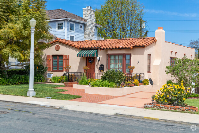 Ranch style homes in Loma Portal feature detached garages.