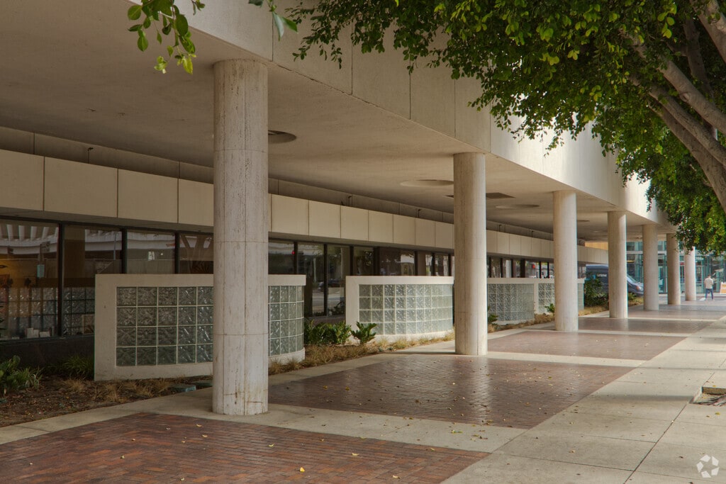 Fusion Academy provides education in the neighborhood of 
Miracle Mile.